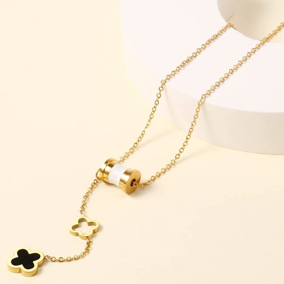 Beautiful 18K Gold Delicate Clover Charm Necklace - Picture 3 of 6